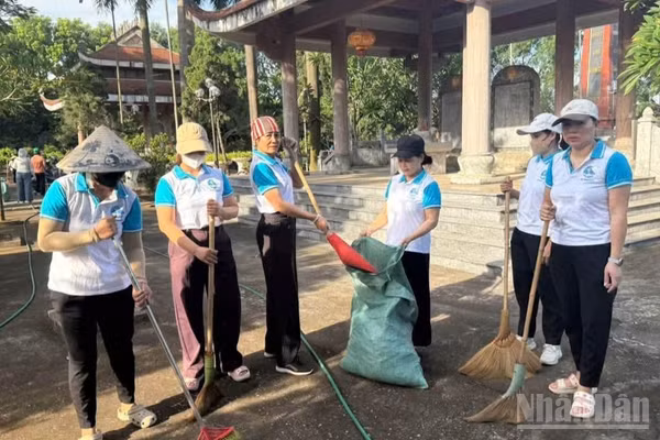 Thành phố Hà Nội luôn chú trọng xây dựng văn hóa ứng xử gắn với nâng cao ý thức của người dân trong bảo vệ cảnh quan, môi trường. (Ảnh: GIANG NAM)