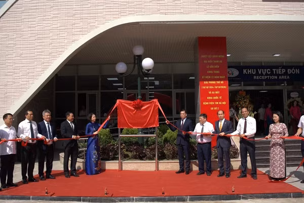 Lễ gắn biển công trình kỷ niệm 72 năm Giải phóng Thủ đô. (Ảnh: QUANG HÙNG)