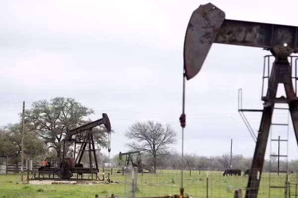 Tháp khoan dầu tại Luling, Texas, Mỹ. (Ảnh: THX/TTXVN)