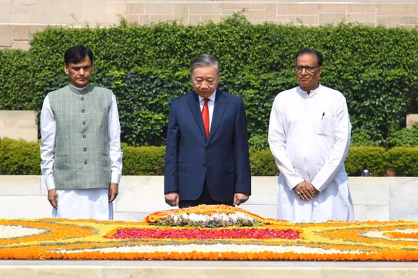 Tổng Bí thư, Chủ tịch nước Tô Lâm đặt vòng hoa tưởng niệm Mahatma Gandhi. (Ảnh: Uni India)