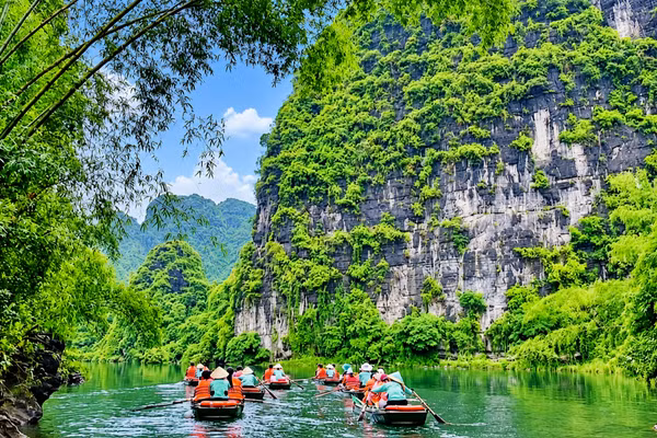 Du khách tham quan Tràng An, Ninh Bình. (Ảnh: HOÀNG TRƯỜNG)
