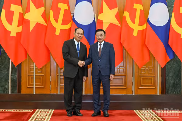 Thường trực Ban Bí thư Trần Cẩm Tú và Thường trực Ban Bí thư Trung ương Đảng Nhân dân Cách mạng Lào Vilay Vikhamphong.