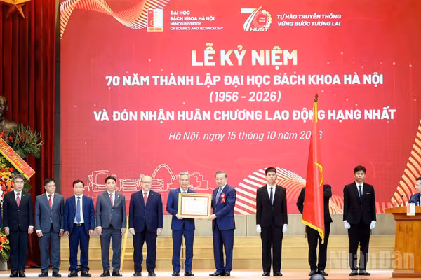 Tổng Bí thư, Chủ tịch nước Tô Lâm trao Huân chương Lao động hạng Nhất tặng Đại học Bách khoa Hà Nội. (Ảnh: ĐĂNG KHOA)