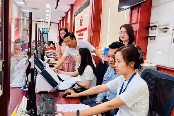 Giải quyết thủ tục hành chính tại Trung tâm phục vụ hành chính công tỉnh Thái Nguyên. (Ảnh: HÀ LINH)