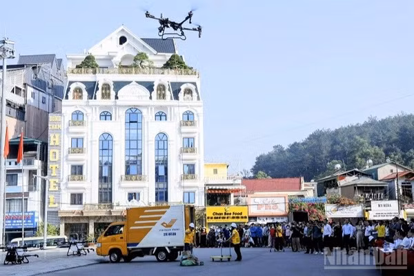 Để có cơ sở xây dựng các mô hình ứng dụng UAV phù hợp từng vùng sản xuất, Ủy ban nhân dân tỉnh Điện Biên đã phối hợp một số nhà cung cấp tổ chức trình diễn thực tế phương tiện bay không người lái (UAV) tại Quảng trường 7/5, phường Điện Biên Phủ. (Ảnh: LÊ LAN)