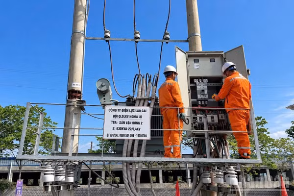 Nhân viên Điện lực Nghĩa Lộ kiểm tra thiết bị tại Trạm biến áp cấp điện phục vụ lễ khai mạc. (Ảnh: THÀNH TÂM)
