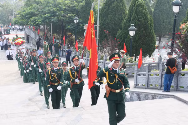 Lễ truy điệu và an táng hài cốt liệt sĩ tại Nghĩa trang liệt sĩ Vị Xuyên. (Ảnh: KHÁNH TOÀN)