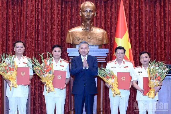 Tổng Bí thư, Chủ tịch nước Tô Lâm trao quyết định bổ nhiệm chức danh Kiểm sát viên Viện Kiểm sát nhân dân tối cao. (Ảnh: ĐĂNG KHOA)