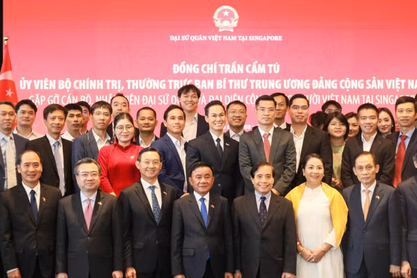 Đông đảo bà con kiều bào và cán bộ Đại sứ quán tham dự buổi gặp gỡ.
