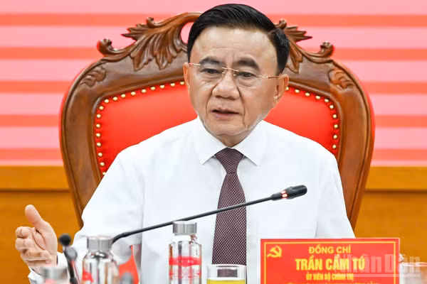 Đồng chí Trần Cẩm Tú, Ủy viên Bộ Chính trị, Thường trực Ban Bí thư, Bí thư Đảng ủy các cơ quan Đảng Trung ương có buổi làm việc với Đảng ủy Học viện Chính trị quốc gia Hồ Chí Minh. (Ảnh: DUY LINH)