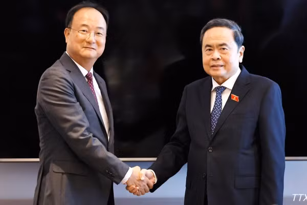 Chủ tịch Quốc hội Trần Thanh Mẫn tiếp ông Moon Hyuk-soo, Giám đốc điều hành LG Innotek, thuộc Tập đoàn LG. (Ảnh: Doãn Tấn – TTXVN)