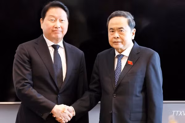 Chủ tịch Quốc hội Trần Thanh Mẫn tiếp ông Chey Tae-Won, Chủ tịch Tập đoàn SK (Hàn Quốc). (Ảnh: Doãn Tấn – TTXVN)