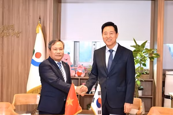 Chủ tịch Ủy ban nhân dân thành phố Hà Nội Vũ Đại Thắng làm việc với Thị trưởng Seoul Oh Se-hoon. (Ảnh: Khánh Vân/TTXVN)