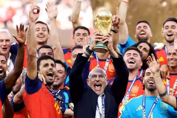 Huấn luyện viên đội tuyển Tây Ban Nha Luis de la Fuente nâng cao chiếc cúp FIFA World Cup. (Ảnh: FIFA)