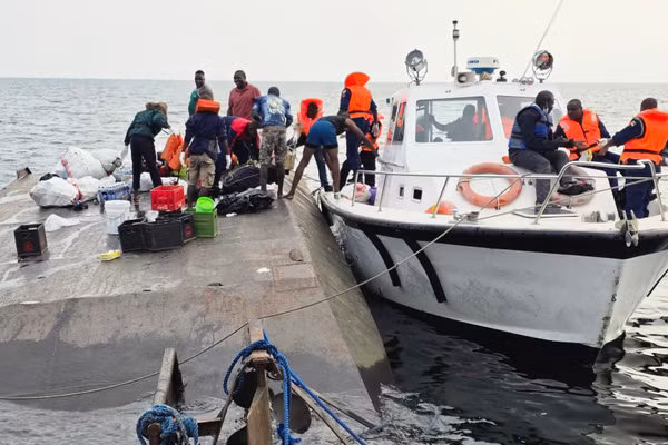Hoạt động cứu hộ được tiến hành tại hiện trường vụ lật phà trên hồ Kariba, Zimbabwe. (Ảnh: THX/TTXVN)