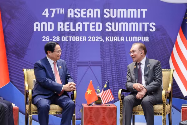 Thủ tướng Phạm Minh Chính gặp Thủ tướng Malaysia Anwar Ibrahim, Chủ tịch ASEAN 2025. (Ảnh: DƯƠNG GIANG-TTXVN)