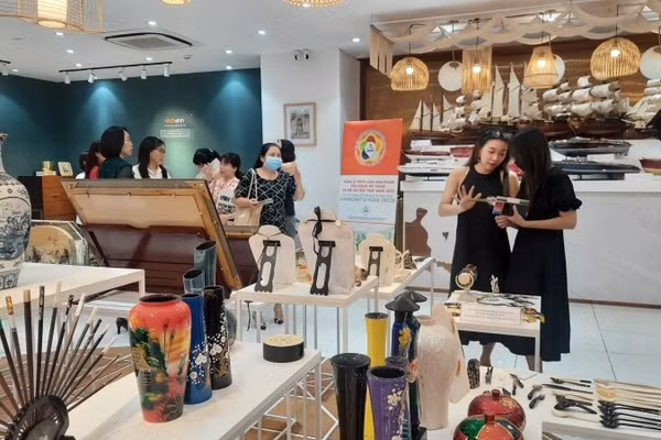 Khách tham quan sản phẩm của doanh nghiệp trưng bày tại Trung tâm Xúc tiến thương mại và đầu tư Thành phố Hồ Chí Minh. (Ảnh: CTV)