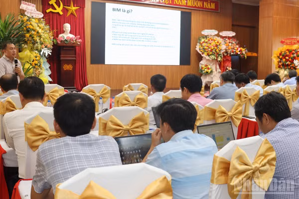 Chuyên gia của Viện Kinh tế xây dựng (Bộ Xây dựng) trình bày chuyên đề chuyên môn về áp dụng mô hình thông tin công trình (BIM). (Ảnh: HIỂN CỪ)