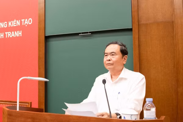 Đồng chí Trần Thanh Mẫn, Ủy viên Bộ Chính trị, Chủ tịch Quốc hội đã trao đổi và truyền đạt chuyên đề cho các học viên Lớp bồi dưỡng, cập nhật kiến thức đối với Ủy viên Trung ương Đảng khóa XIV. (Ảnh: LÂM HIỀN)