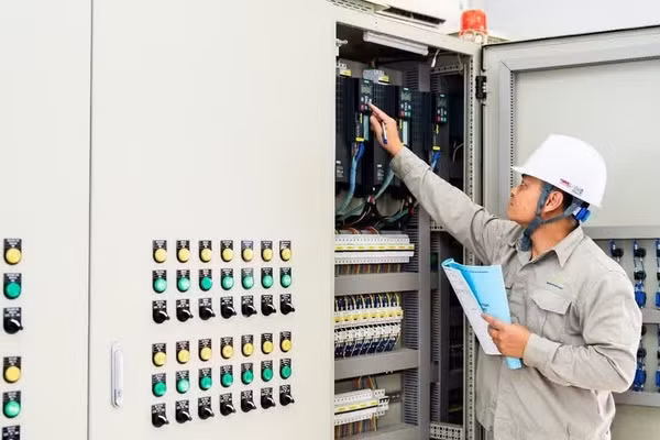 Cán bộ kỹ thuật của Công ty IMC, đơn vị chuyên quản lý vận hành các khu công nghiệp.