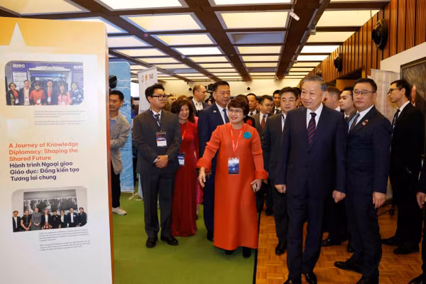 Tổng Bí thư, Chủ tịch nước Tô Lâm tham quan khu vực triển lãm, trưng bày thành tựu hợp tác khoa học công nghệ, đổi mới sáng tạo, đầu tư và giáo dục giữa Việt Nam-Australia. Ảnh: Thống Nhất – TTXVN