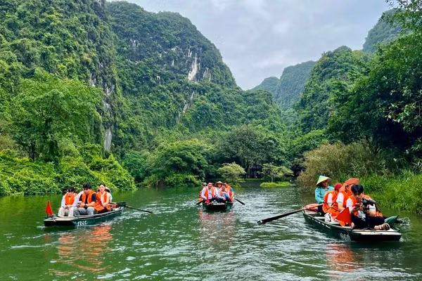 Du khách tham quan Tràng An, Ninh Bình. (Ảnh: HOÀNG TRƯỜNG)