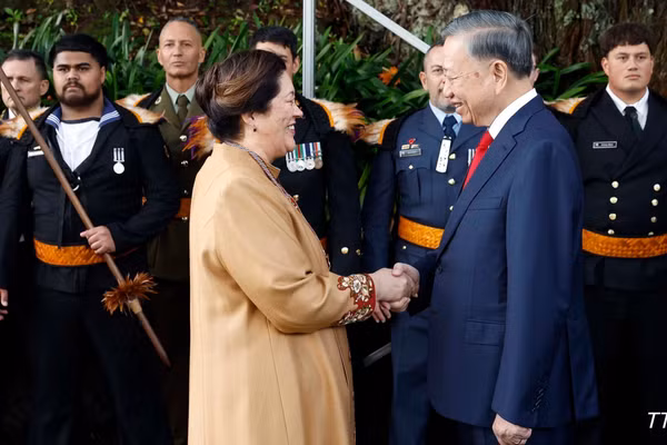Toàn quyền New Zealand Cindy Kiro đón Tổng Bí thư, Chủ tịch nước Tô Lâm. (Ảnh: Thống Nhất – TTXVN)
