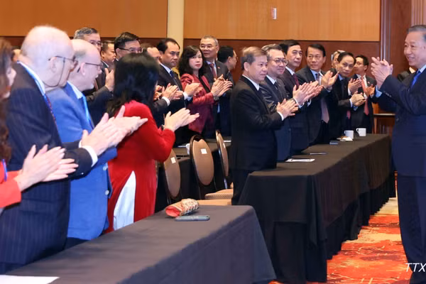 Tổng Bí thư, Chủ tịch nước Tô Lâm gặp cán bộ, nhân viên Đại sứ quán và đại diện cộng đồng người Việt Nam tại Canada. (Ảnh: TTXVN)