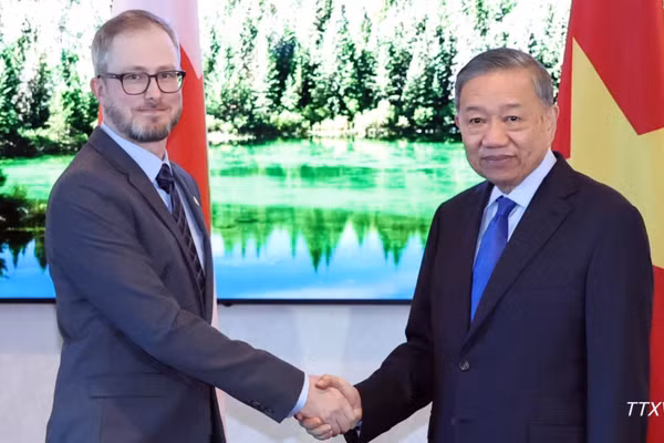 Tổng Bí thư, Chủ tịch nước Tô Lâm tiếp Tổng Bí thư Đảng Cộng sản Canada Drew Garvie. (Ảnh: TTXVN)