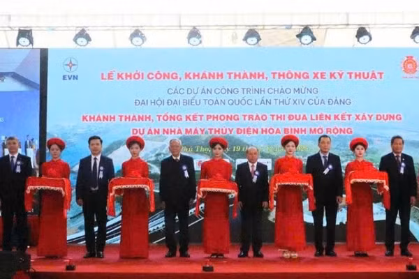 Các đồng chí lãnh đạo Tập đoàn Điện lực Việt Nam và tỉnh Phú Thọ cắt băng khánh thành Nhà máy Thủy điện Hòa Bình mở rộng.