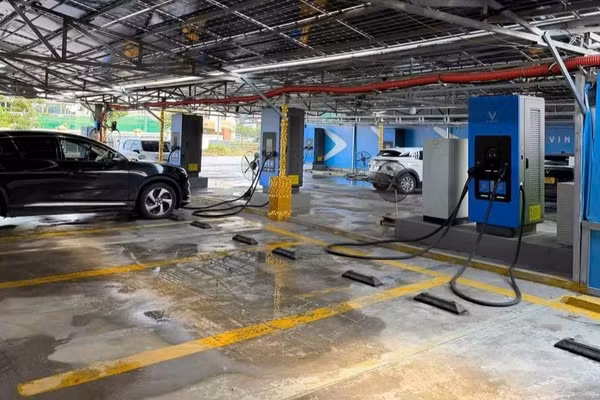 Một trạm sạc xe điện Vinfast thực hiện theo phương án nhượng quyền. (Ảnh: BÍCH VÂN)