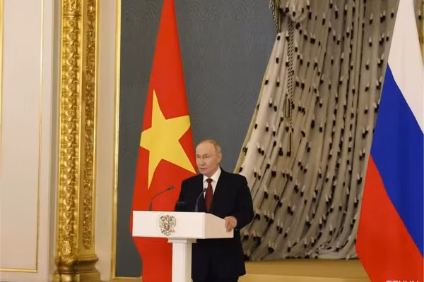 Tổng thống Liên bang Nga Vladimir Putin phát biểu tại Lễ trao Giải thưởng Hòa bình Quốc tế Lev Tolstoy. (Ảnh: THỐNG NHẤT/TTXVN)