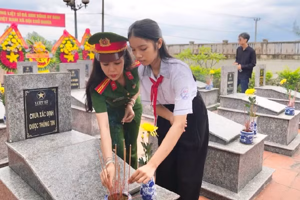 Tri ân các liệt sĩ tại Nghĩa trang Liệt sĩ Quảng Phúc. (Ảnh: HƯƠNG QUỲNH)