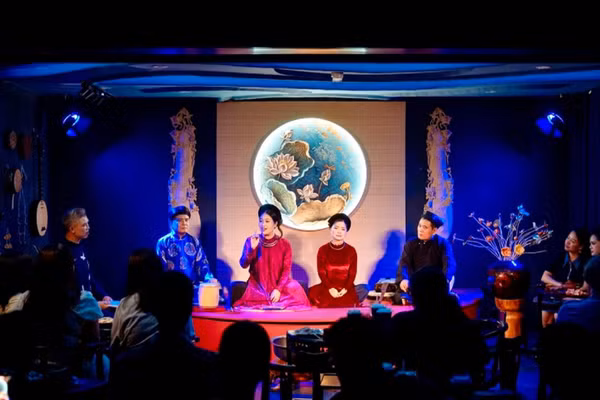 Du khách thưởng thức ca trù tại không gian CADAO Collective. (Ảnh: CADAO Collective)