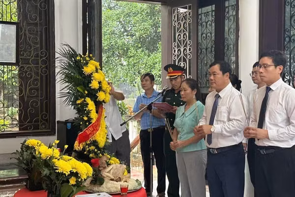 Lãnh đạo xã Minh Đài dâng hương tưởng niệm 45 liệt sĩ tại Trung tâm Khu kinh tế Thanh niên. (Ảnh: CTV)