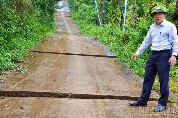 Xuất hiện 8 vệt nứt ngang đường bê-tông kết nối trực tiếp Quốc lộ 28 khu vực tổ dân phố 10 Đắk Ha, phường Bắc Gia Nghĩa.