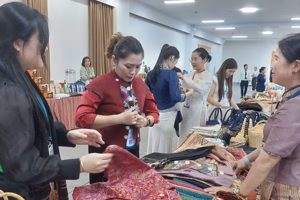 Phiên chợ thanh toán không tiền mặt ở tỉnh Điện Biên. (Ảnh: MAI HUYÊN-THU HẰNG)