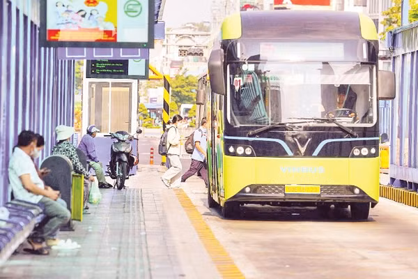Thành phố Hồ Chí Minh đặt lộ trình cụ thể đến năm 2030 đưa vào hoạt động phương tiện công cộng thân thiện với môi trường (Ảnh: THẾ ANH)