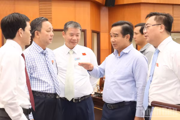 Các đại biểu trao đổi tại kỳ họp. (Ảnh: VƯƠNG LÊ)