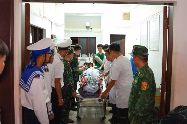Bệnh nhân được cấp cứu tại Bệnh xá Đảo Trường Sa Lớn trong tình trạng bệnh khá nặng. (Ảnh: BVCC)