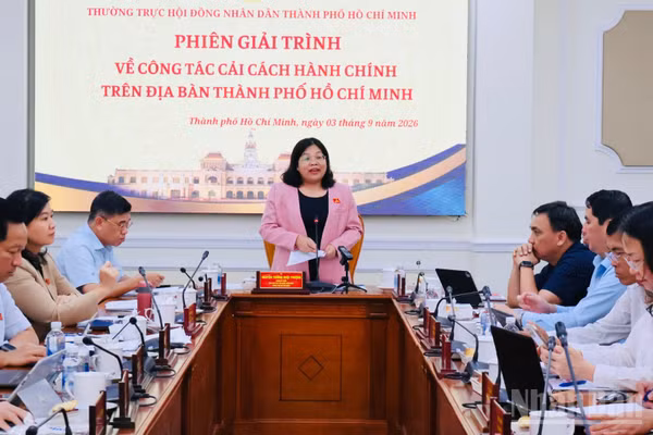 Bà Nguyễn Trường Nhật Phượng, Thành ủy viên, Phó Chủ tịch Hội đồng nhân dân Thành phố Hồ Chí Minh phát biểu tại phiên giải trình. (Ảnh: Vương Lê)