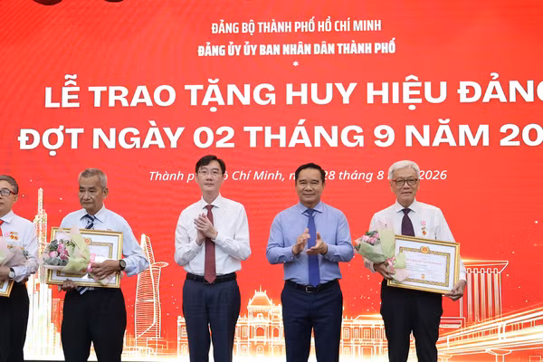 Lễ trao tặng Huy hiệu Đảng đợt ngày 2/9/2026 cho các đảng viên thuộc Đảng bộ Thành phố Hồ Chí Minh. (Ảnh: Vương Lê)