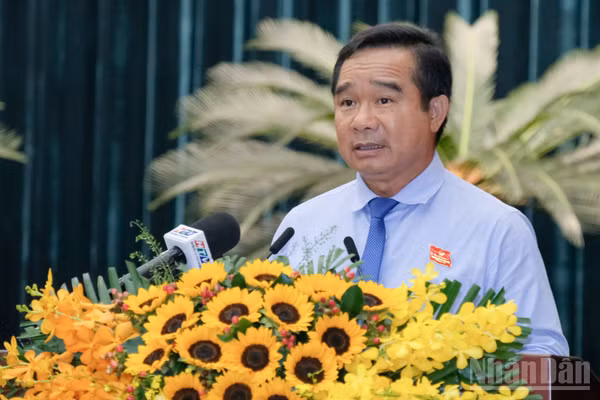 Ủy viên Trung ương Đảng, Chủ tịch Ủy ban nhân dân Thành phố Hồ Chí Minh Nguyễn Văn Được phát biểu tại kỳ họp. (Ảnh: THẾ ANH)