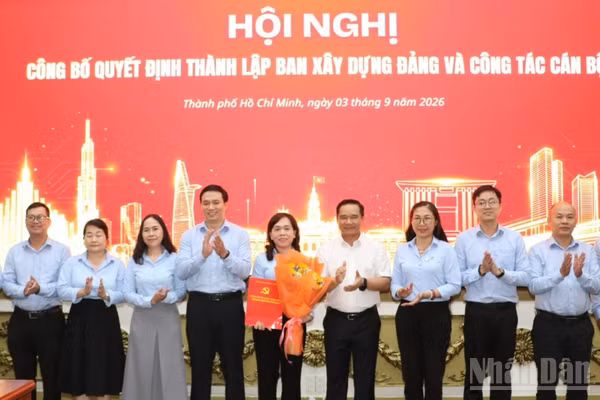 Đồng chí Nguyễn Văn Được, Ủy viên Trung ương Đảng, Phó Bí thư Thành ủy, Bí thư Đảng ủy, Chủ tịch Ủy ban nhân dân Thành phố Hồ Chí Minh trao Quyết định thành lập Ban Xây dựng Đảng Đảng ủy Ủy ban nhân dân Thành phố Hồ Chí Minh. (Ảnh: Vương Lê)