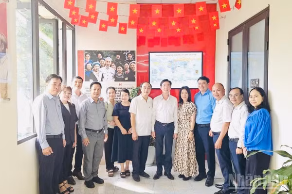 Đoàn đã tham quan Không gian văn hóa Hồ Chí Minh tại Cơ quan Đảng ủy Ủy ban nhân dân thành phố. (Ảnh: VƯƠNG LÊ)