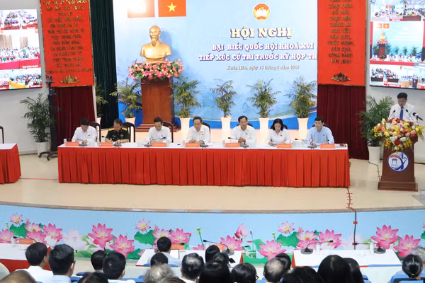Chủ tịch Quốc hội Trần Thanh Mẫn cùng các đại biểu Quốc hội đơn vị bầu cử số 6 tiếp xúc cử tri thành phố trước kỳ họp thứ 2, Quốc hội khóa XVI. (Ảnh: VƯƠNG LÊ)