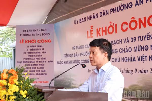 Đồng chí Đỗ Đăng Ái, Phó Bí thư Đảng ủy, Chủ tịch Ủy ban nhân dân phường An Phú Đông phát biểu tại buổi lễ. (Ảnh: Vương Lê)
