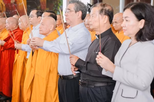 Lãnh đạo Thành phố Hồ Chí Minh và lãnh đạo Giáo hội Phật giáo Việt Nam dâng hương tưởng niệm Anh hùng liệt sĩ đã hy sinh vì độc lập, tự do của Tổ quốc, vì hạnh phúc của nhân dân.
