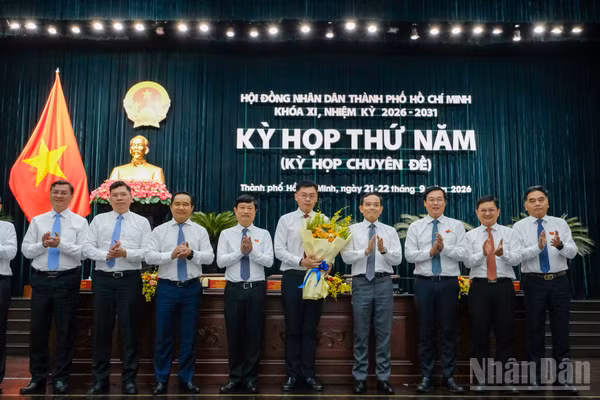 Lãnh đạo thành phố Hồ Chí Minh chúc mừng đồng chí Trương Minh Huy Vũ. (Ảnh: THẾ ANH)