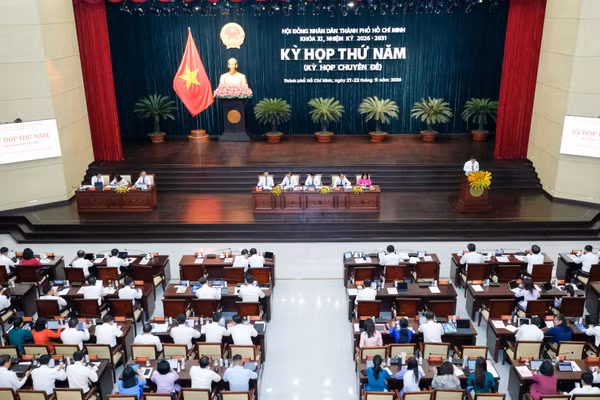 Các tờ trình trên được Ủy ban nhân dân thành phố trình bày tại kỳ họp ngày 21/9. (Ảnh: THẾ ANH)